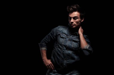 Boynundaki el ile poz bir serin adam yan görünüm 