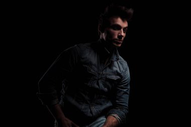 denim giysili genç seksi adam uzakta görünüyor 