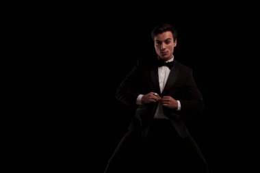 Smokin ceketi kadar düğmelerini seksi adam 