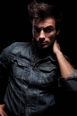 rahat adam elini boynuna arkasında tutarak