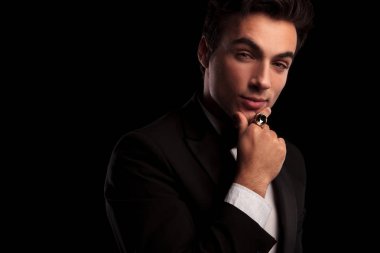 adam çenesini tutarak ve düşünme smokin 