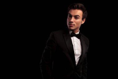 Smokin ve papyon poz harika genç adam