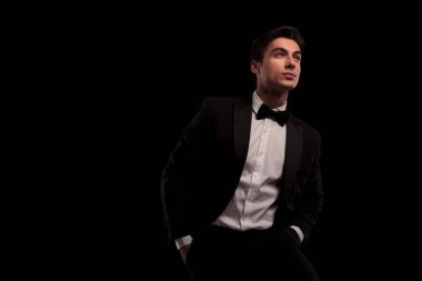 Smokin ararken gülümseyen zarif adam 