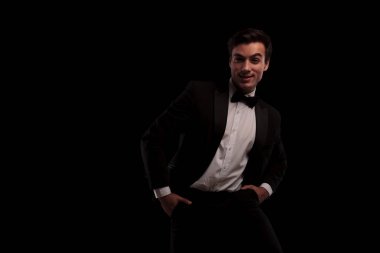 Smokin ve papyon gülümseyen zarif delikanlı 