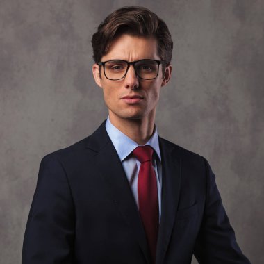 gözlük takan kendine güvenen genç iş adamı