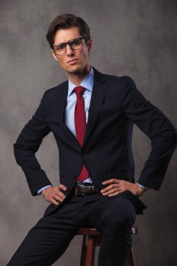 ciddi genç iş adamı ile bel oturma ellerde