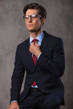 genç iş adamı kravatını sabitleme oturmuş 