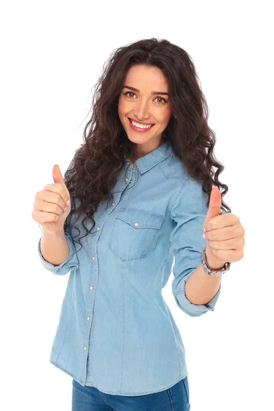 Mujer casual feliz haciendo la señal ok — Foto de Stock