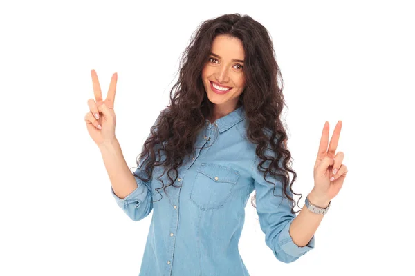 Mujer casual sonriente positiva haciendo señal de victoria —  Fotos de Stock