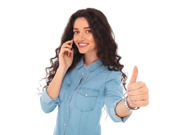 Sonriente mujer hablando por teléfono y haciendo ok — Foto de Stock