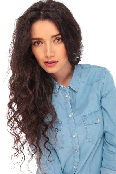 Retrato de uma jovem mulher casual com cabelo encaracolado — Fotografia de Stock