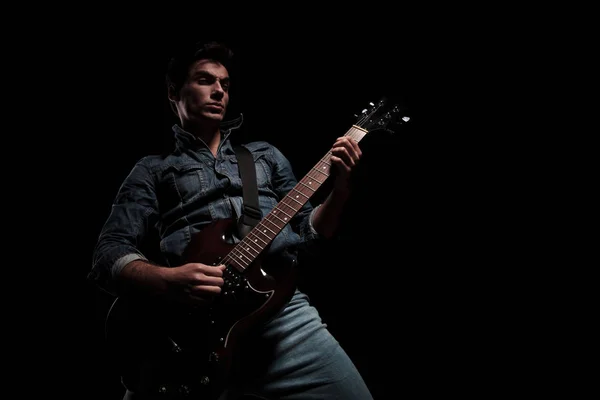 Jeune guitariste passionné jouant — Photo