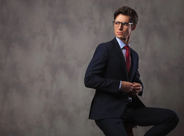 Business man buttoning his suit and looks over his shoulder — Stock Photo, Image