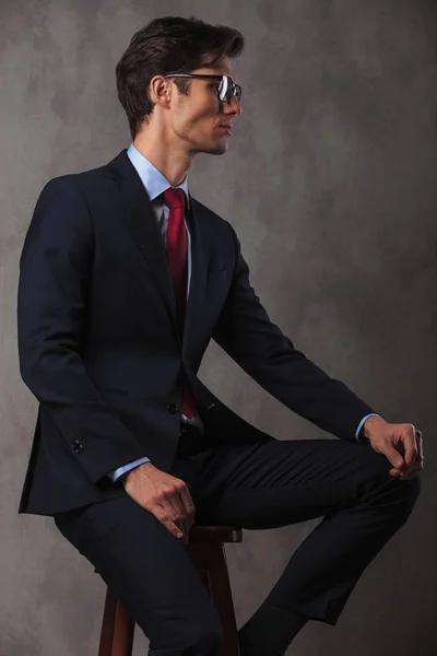 Side view picture of a seated young business man — Stock Photo, Image