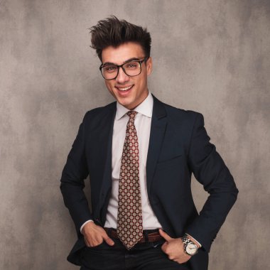 Gözlüklü genç iş adamı gülüyor