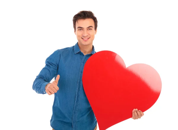 Sorridente ragazzo con grande cuore rosso mostrando il segno ok — Foto Stock