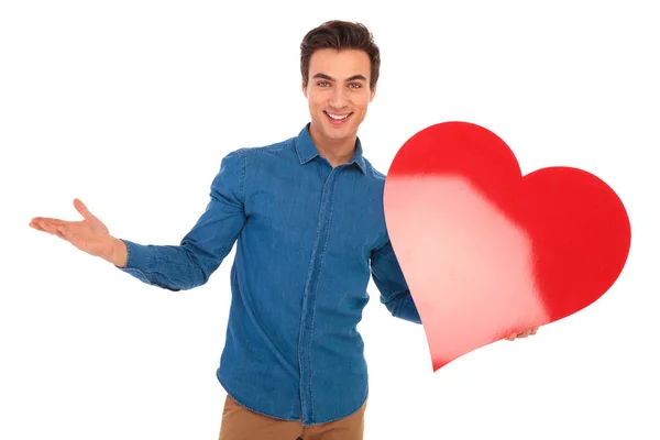 Feliz joven hombre casual que le da la bienvenida al día de San Valentín —  Fotos de Stock