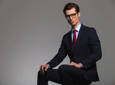 genç işadamı kamera bakar oturmuş 