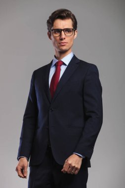 erkek takım elbise ve kravat giyen gözlük görünüyor yan 