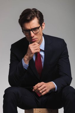 iş adamı bir sandalyeye dinlenme ve düşünüyor 