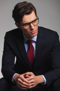 oturan zarif iş adamı ve görünüyor yan 