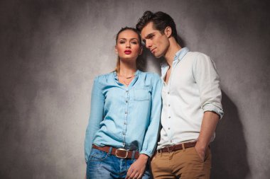 Genç casual çift ayakta birbirlerine yakın