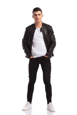  Elleri ceplerinde deri ceket ayakta adam