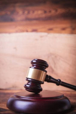  hakimin tokmak meşe kurulu önünde