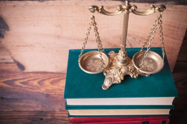 Hukuk kitapları ahşap zemin üzerine üzerine eski ölçek