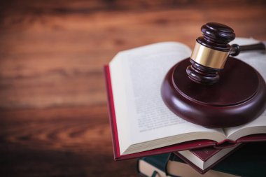 hakimin boşaltmak ile açık bir kitap üzerinde çekiç