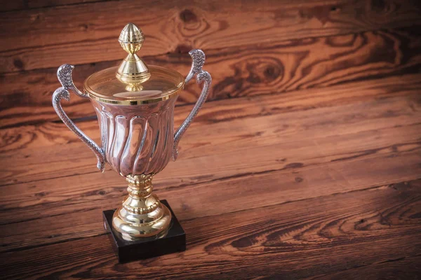 Copo de troféu de ouro e prata no fundo de madeira velha — Fotografia de Stock