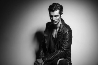 erkek deri ceket oturma ve diz dirsek yaslanmış