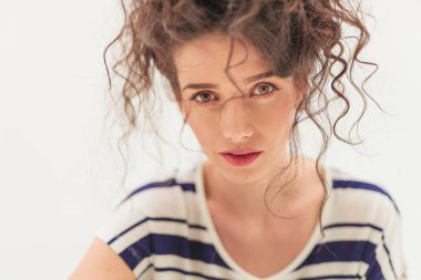 Genç bir kıvırcık kadın portresi