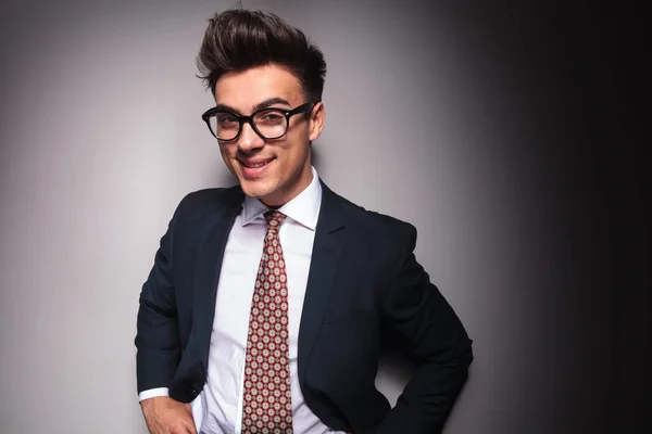 Riendo joven hombre de negocios con gafas — Foto de Stock