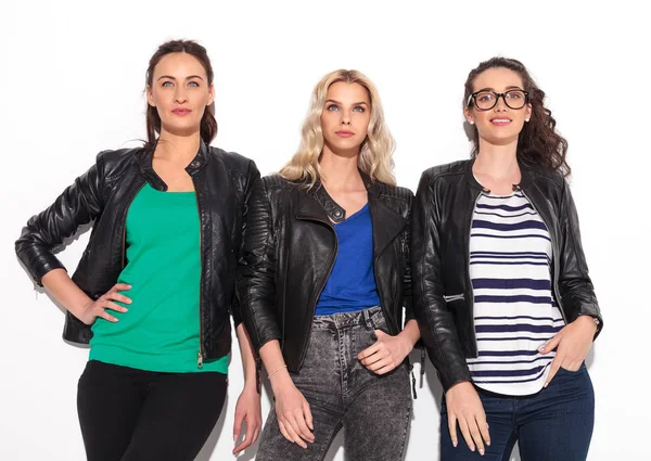 Drie casual vrouwen in leren jassen opzoeken — Stockfoto