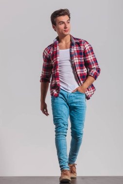 cep ve görünüyor tek elle çekip adam