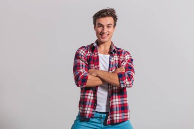 elleri geçti ile duran emin genç rahat adam 