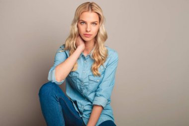 Boynundaki el oturan genç casual kadın ve ayrı tutma