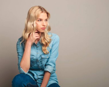 oturan bir genç casual kadın yan görünüm