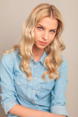 gülümseyen genç casual kadın 