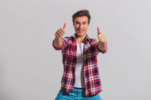 [ok] 親指を作り上げる幸せな若いカジュアルな男 — ストック写真