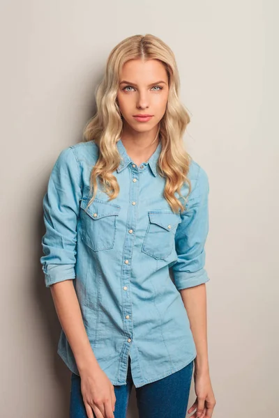 Portret van een jonge casual blonde vrouw — Stockfoto