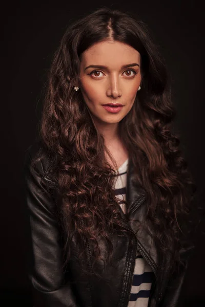 Retrato de uma jovem mulher bonita em jaqueta de couro — Fotografia de Stock