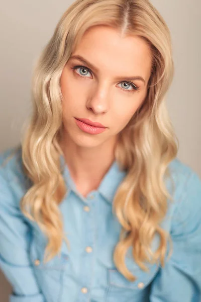 Gesicht einer schönen blonden Frau — Stockfoto