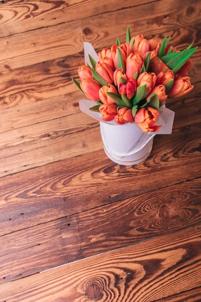 Lale çiçek aranjmanı eski ahşap zemin üzerine — Stok fotoğraf