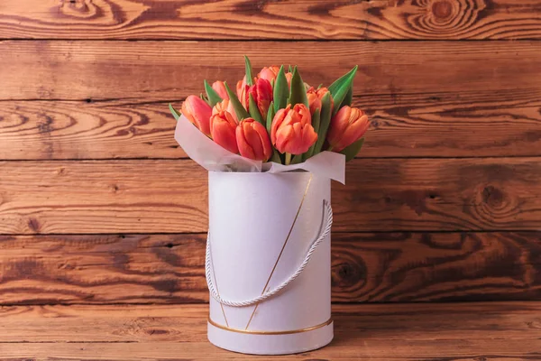 Tavaszi tulipán flowrs elrendezése a régi fa háttér — Stock Fotó