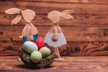 Paskalya yumurta sepeti ahşap tavşan önünde