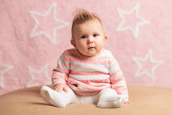 Schönes kleines Mädchen sitzend — Stockfoto