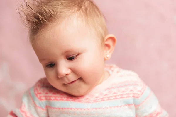 Sonriente niña pequeña mira hacia abajo a un lado —  Fotos de Stock