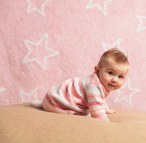 Tarafında oturan ve taramaya çalışırken bir kız bebek — Stok fotoğraf